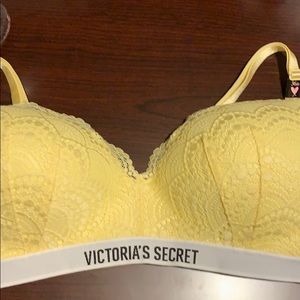 The T-shirt logo & lace lightly lined wireless bra